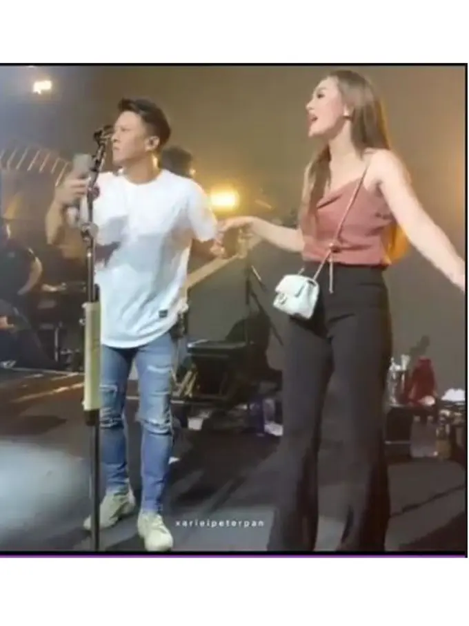 6 Momen Ariel NOAH dan Celine Evangelista Nyanyi di Atas Panggung, Bikin Heboh