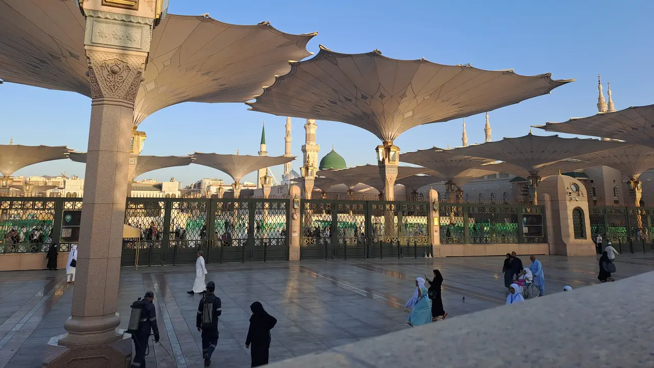 Suasana di Masjid Nabawi di Madinah, Arab Saudi.