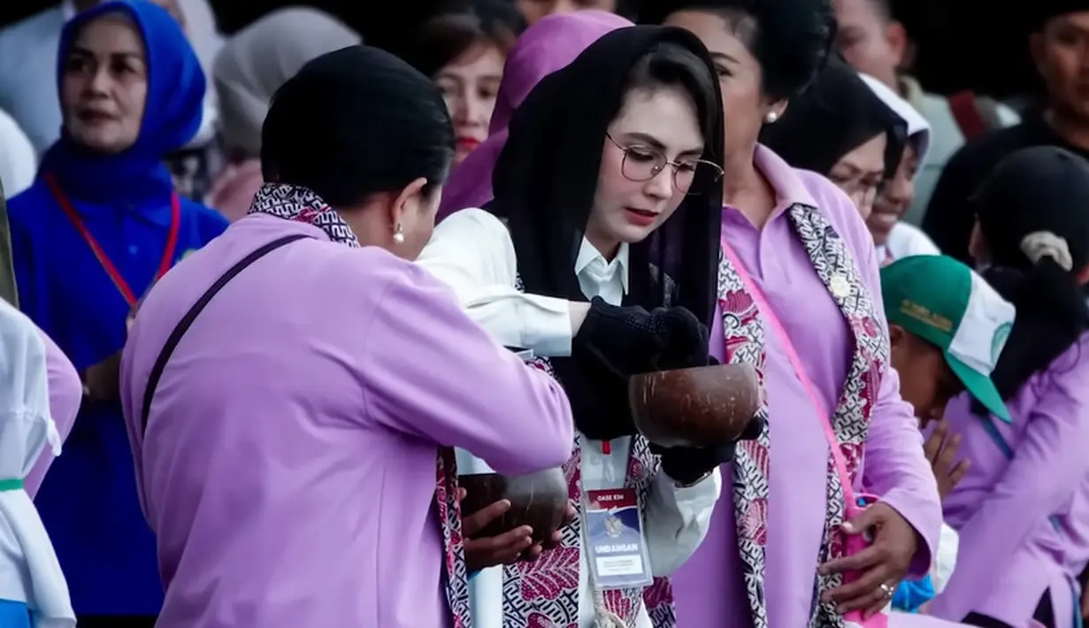 Setelah melakukan berbagai kegiatan dengan Anak PAUD dan Sekolah Dasar, Ibu Iriana, Wury Ma'ruf Amin, ibu OASE KIM dan Arumi melakukan aksi bersih sampah plastik, transplantasi terumbu karang, sosialisasi edukasi pengelolaan sampah hingga melepas 500 ekor tukik di Bangsring Uderwater, Kabupaten Banyuwangi, Jawa Timur. [Youtube/Arumi Bachsin]