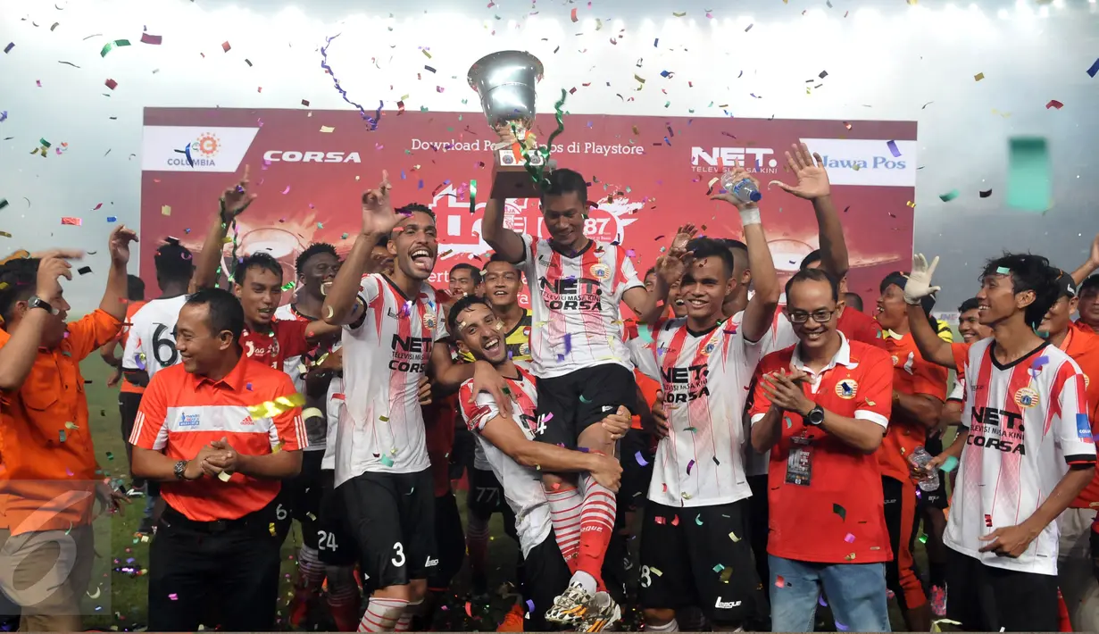 Pesepak bola dan manajemen Persija Jakarta menerima trofi pertandingan Trofeo Persija 2016 di Stadion Utama Gelora Bung Karno, Jakarta, Sabtu (9/4). Persija Jakarta menjadi juara setelah menang atas PSM Makassar dan Bali United (Liputan6.com/Johan Tallo)