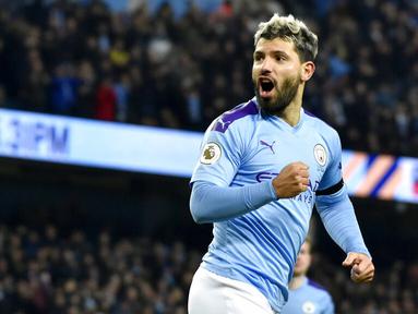 Striker Manchester City, Sergio Aguero, melakukan selebrasi usai membobol gawang Sheffield United pada laga Premier League 2019 di Stadion Etihad, Minggu (30/12). Manchester City menang 2-0 atas Sheffield United. (AP/Rui Vieira)