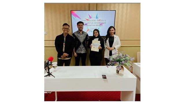 Momen Saat Rachel Vennya Lulus Kuliah Bareng Suami