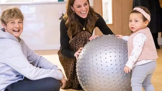 Kate Middleton Dedikasikan Kalung Emasnya untuk Ketiga Anaknya