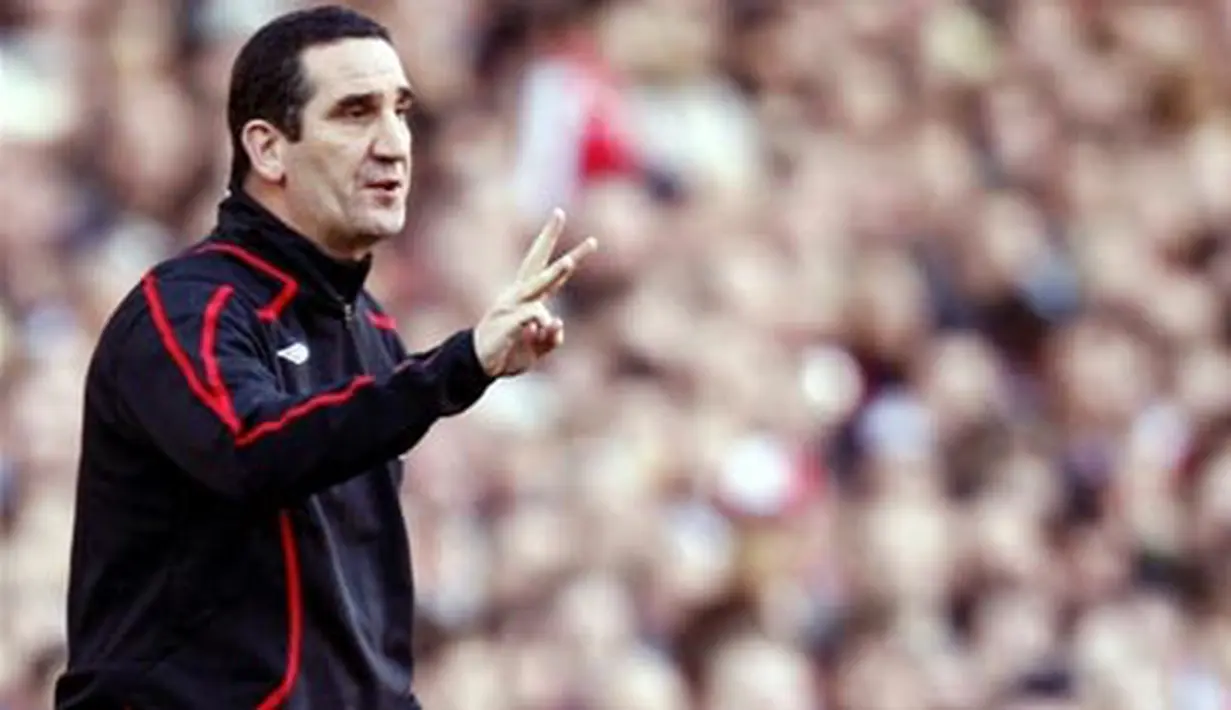 Sunderland manager Ricky Sbragia directs his players against Arsenal during their English Premier League football match at The Emirates Stadium in London on February 21, 2009. AFP PHOTO/PAUL ELLIS