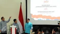 Wakil Presiden, Jusuf Kalla (tengah) bersama Menkominfo Rudiantara saat peluncuran Jaringan Wartawan Anti Hoax di Jakarta, Jumat (28/4). Selain meresmikan Jawarah, JK juga menyaksikan pemberian penghargaan HPN 2017. (Liputan6.com/Helmi Fithriansyah)