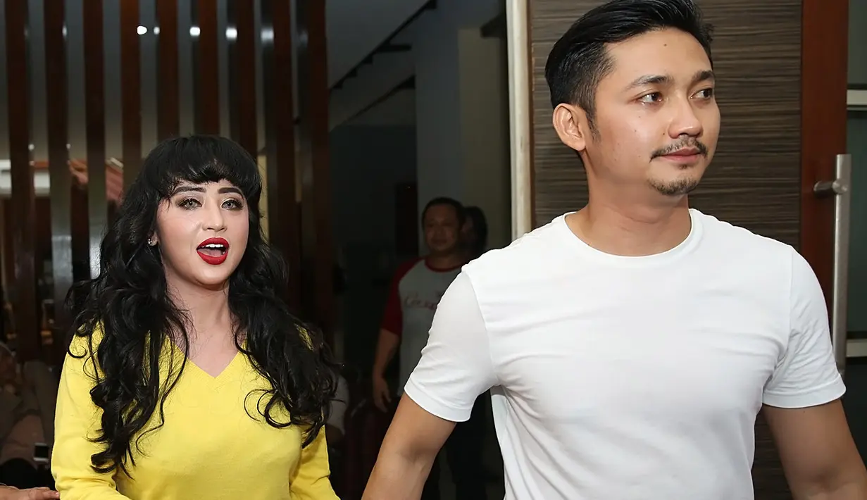 "Terus saya sama suami (Angga) itu, kok suami. Aku juga sebenarnya sudah nggak enak kalau udah kadung ngomong. Sebenarnya jangan dulu," ucap Depe tersipu malu, Minggu (26/11/2017). (Bambang E. Ros/Bintang.com)