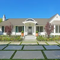 Kesan sederhana dan bikin nyaman hadir di rumah baru Selena Gomez. (Sumber Foto: http://hookedonhouses.net)