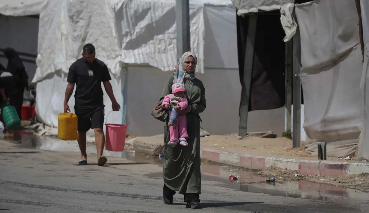 Di beberapa lokasi yang padat pengungsi, jatah air harian merosot tajam menjadi hanya 1,5 hingga 3 liter per orang per hari. Tampak dalam foto, warga mengambil air minum di kamp pengungsi Bureij, Jalur Gaza Tengah pada 28 April 2026. (Eyad Baba/AFP)