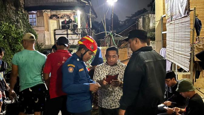 Rumah Nyaris Ambruk di Bantaran Ciliwung, Motor Sempat Terbawa Longsor