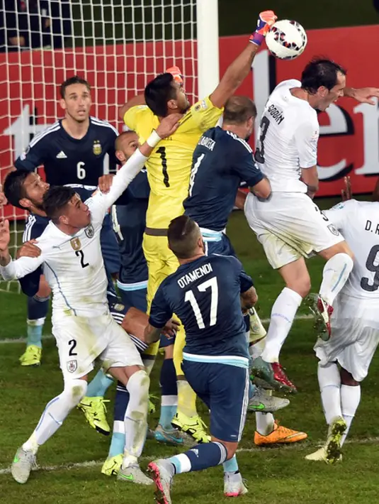 Kiper Argentina Sergio Romero memukul bola dengan tinjunya saat Copa America 2015 melawan Uruguay, di La Serena, Chile, pada 16 Juni 2015. (AFP Photo/Cris Bouroncle)