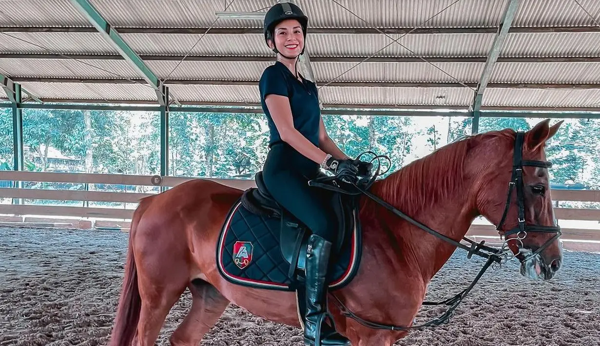 <p>Kirana Larasati membagikan momennya sedang berkuda. Selain yang berhubungan dengan air, Kirana Larasati juga ternyata senang berkuda. Di foto ini, ia mengenakan outfit serba hitam, lengkap dengan topi dan sepatu khusus berkuda, menunggangi seekor kuda. Foto: Instagram.</p>