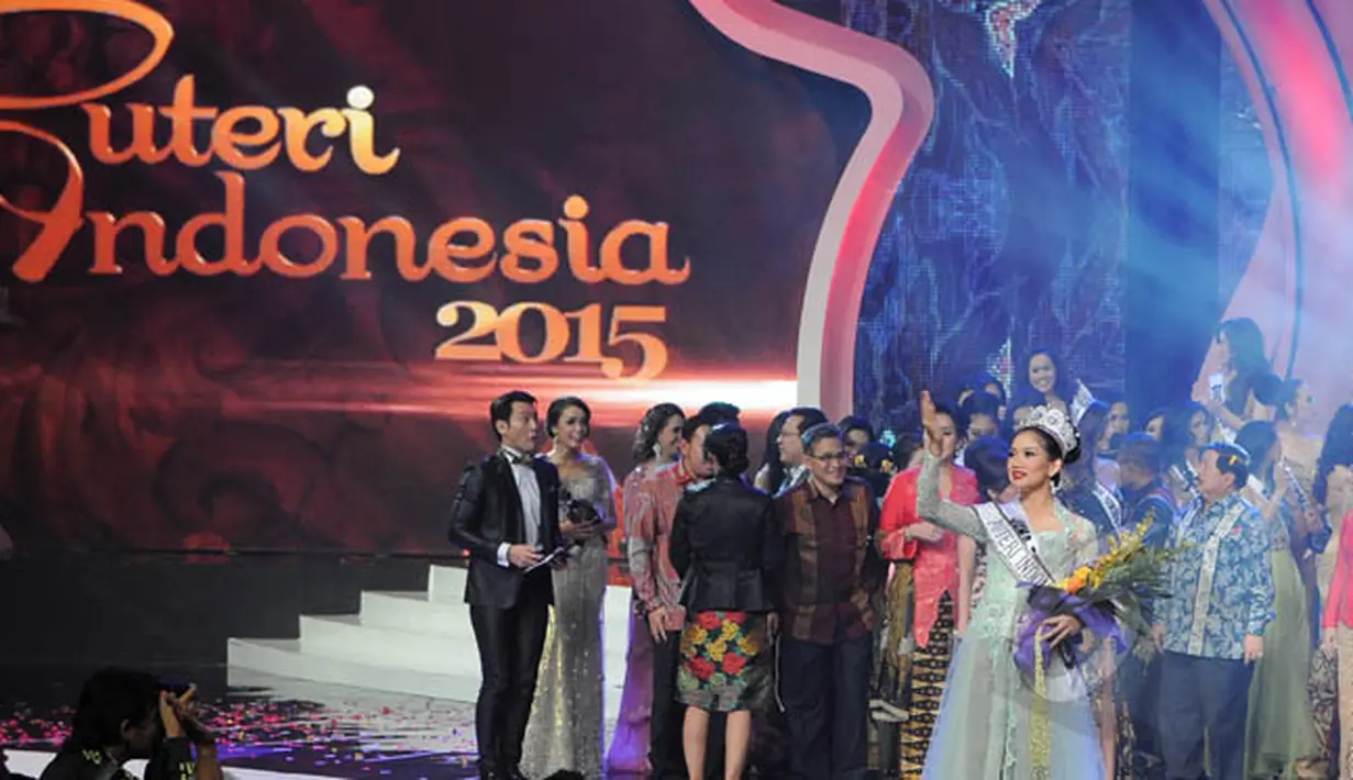 Puteri Indonesia 2015 Anindya Kusuma Putri melambaikan tangannya usai dinobatkan sebagai pemenang kontes kecantikan yang diselenggarakan di JCC, Jumat (20/2). (Liputan6.com/Herman Zakharia)