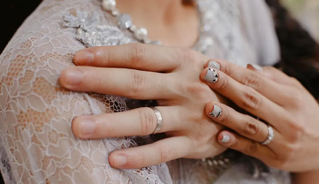 Menurut rencana, Tyas Mirasih dan Raiden Soedjono, penggebuk drum akan melepas masa lajangnya pada tahun ini. Meski belum menentukan tanggalnya, Tyas memastikan akan menikah di Jakarta. (Instagram/tyasmirasih)