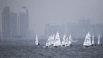 Para pelayar Asia menunggu start saat mengikuti Asian Sailing Championship di Laut Jakarta, Senin (25/6/2018). Turnamen ini merupakan uji kesiapan jelang Asian Games XVIII. (Bola.com/Vitalis Yogi Trisna)