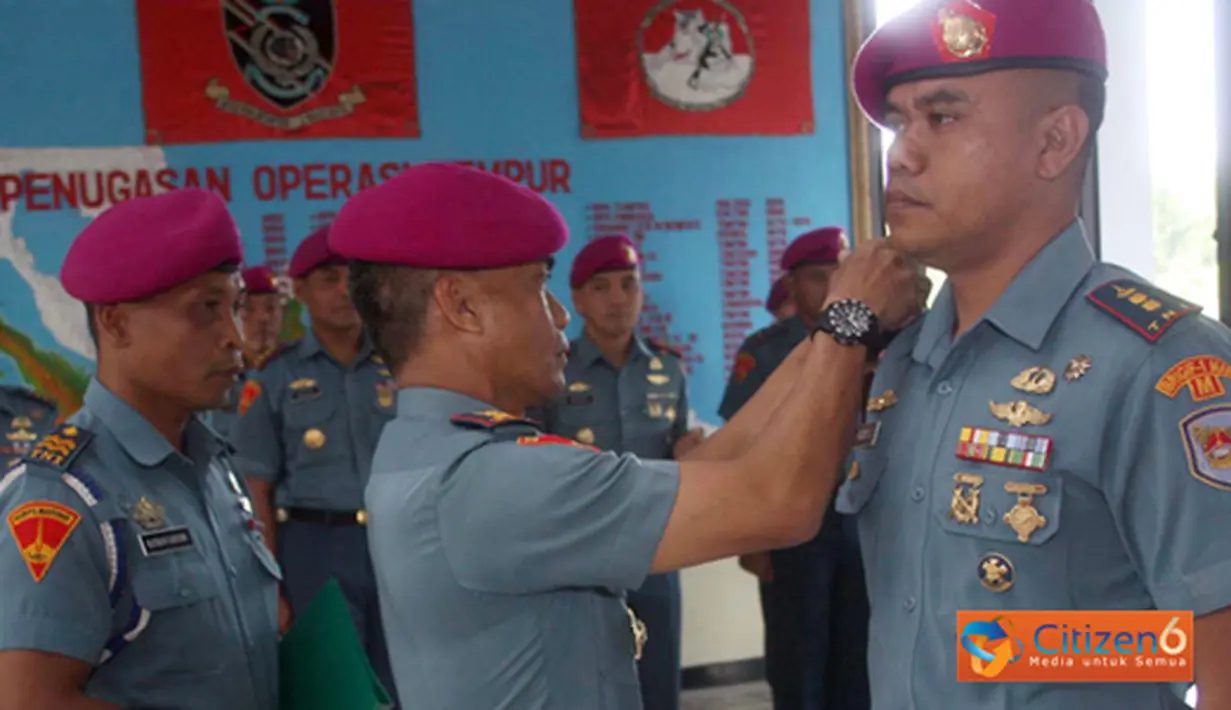 Citizen6, Sidoarjo: Komandan Brigade Infanteri-1 Marinir Kolonel Marinir Amir Faisol memimpin serah jabatan Wadan Brigif-1 Maryang di Loby Brigif-1 Mar Trian Mar R. Suhadi Sidoarjo, Senin (24/10). (Pengirim: Budi Abdillah)