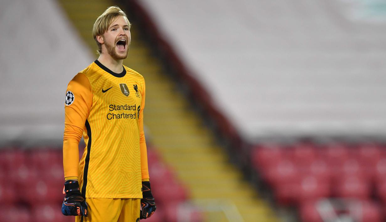 Kiper Liverpool, Caoimhin Kelleher, memberikan arahan kepada rekannya saat melawan Ajax Amsterdam di Stadion Anfield, Rabu (2/12/2020). Kiper ketiga The Reds itu tampil memukau dan membawa Liverpool menang atas Ajax. (AFP/Paul Ellis)
