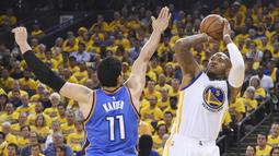 Pemain Warriors, Marreese Speights #5 melakukan tembakan saat dihadang pemain OKC Thunder, Enes Kanter #11 pada Final Wilayah Barat NBA Playoffs di Oracle Arena, Kamis (19/5/2016) WIB. Warriors menang 118-91. (Kyle Terada-USA TODAY Sports)