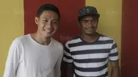 Pemain Selangor FA, Evan Dimas dan Ilham Udin Armaiyn, foto bersama saat berada di Stadion Shah Alam, Selangor, Sabtu (3/2/2018). (Bola.com/Vitalis Yogi Trisna)