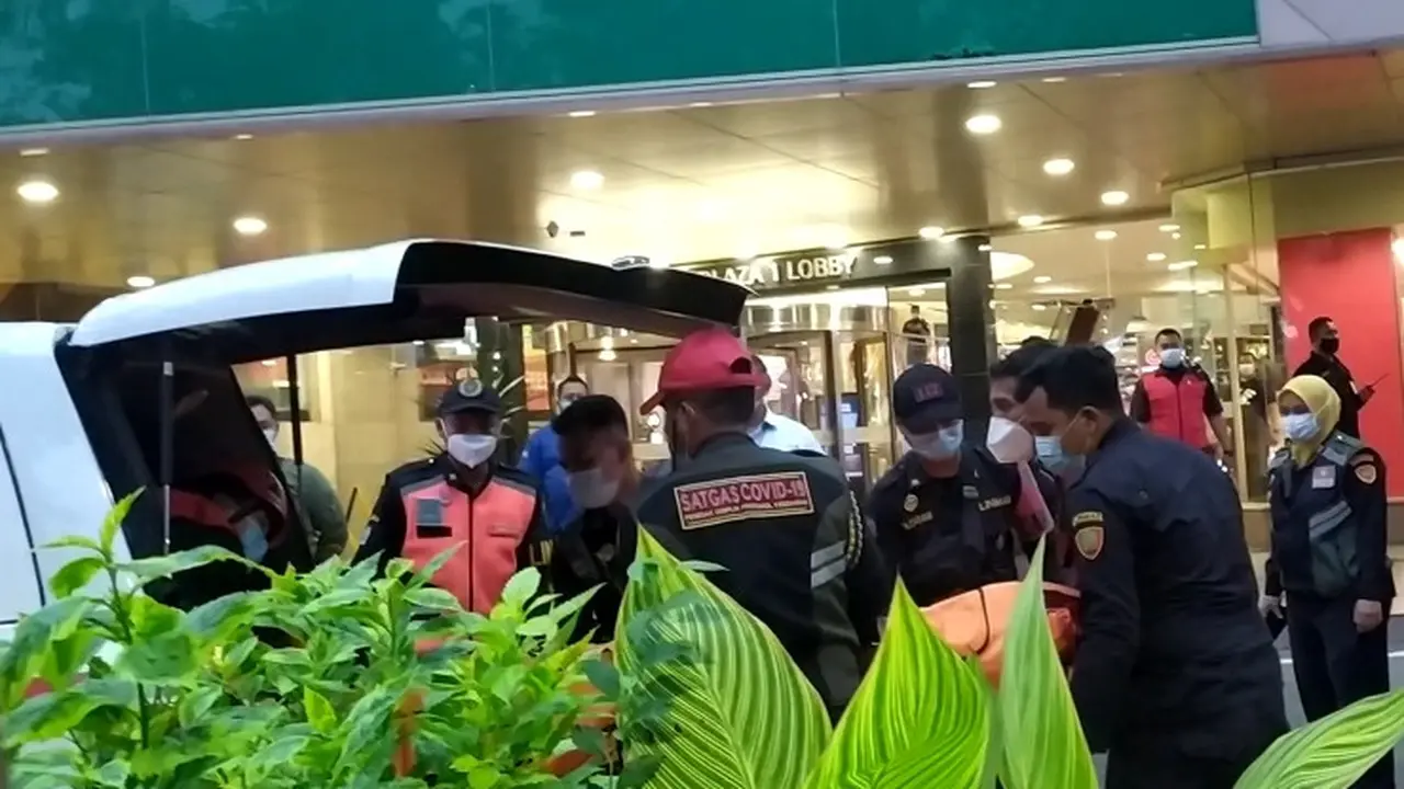 Pengunjung Tunjunga Plaza diduga bunuh diri dengan lompat dari lantai empat. (Dian Kurniawan/Liputan6.com)