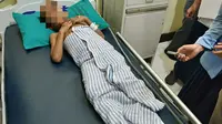 Bocah R terbaring lemas di ruang isolasi Rumah Sakit Bhayangkara Polda Riau. (Liputan6.com/M Syukur)