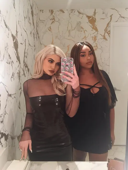 Tak sendirian, dalam foto ini Kylie Jenner melakukan mirror selfie bersama temannya, Heir Jordyn. Dalam tulisan di fotonya, Kylie tampak mengucapkan ulang tahun untuk sahabatnya ini. (Instagram/Kyliejenner) 