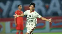 Selebrasi pemain Bali United, Rahmat Arjuna setelah menjebol gawang Persija Jakarta pada laga pekan ke-13 BRI Liga 1 2023/2024 di Stadion Patriot Candrabhaga, Bekasi, Minggu (24/9/2023) malam WIB. (Bola.com/M Iqbal Ichsan)