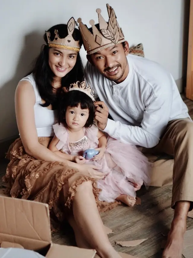 [Fimela] Rio Dewanto - Atiqah Hasiholan