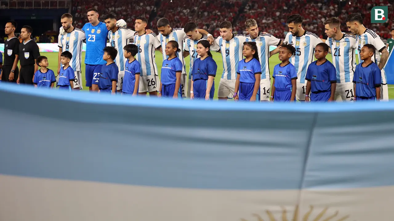 Foto: Momen Cucu Presiden Jokowi saat Dampingi Kiper Argentina, Emiliano Martines