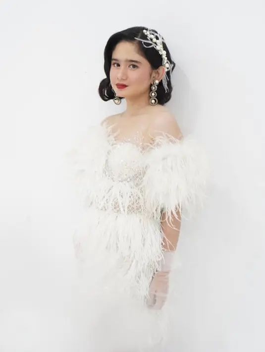 Aktris yang tengah naik daun berkat perannya di film KKN Desa Penari ini terlihat anggun berbalut gaun putih dengan aksen fringe dan tulle. (Instagram/tissabiani).