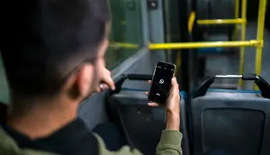 7 Ciri Orang yang Suka Menggunakan Mode Gelap di HP dan Alasan di Baliknya