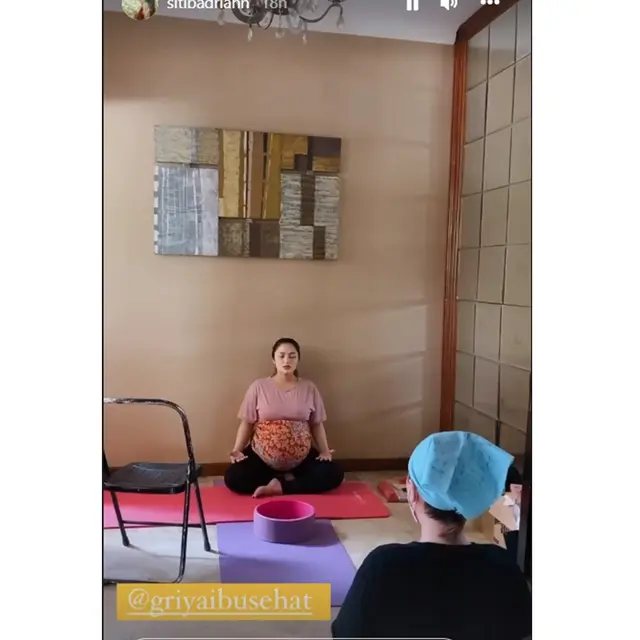 Jelang Melahirkan, Ini 6 Momen Siti Badriah Jalani Yoga Hamil Didampingi Instruktur