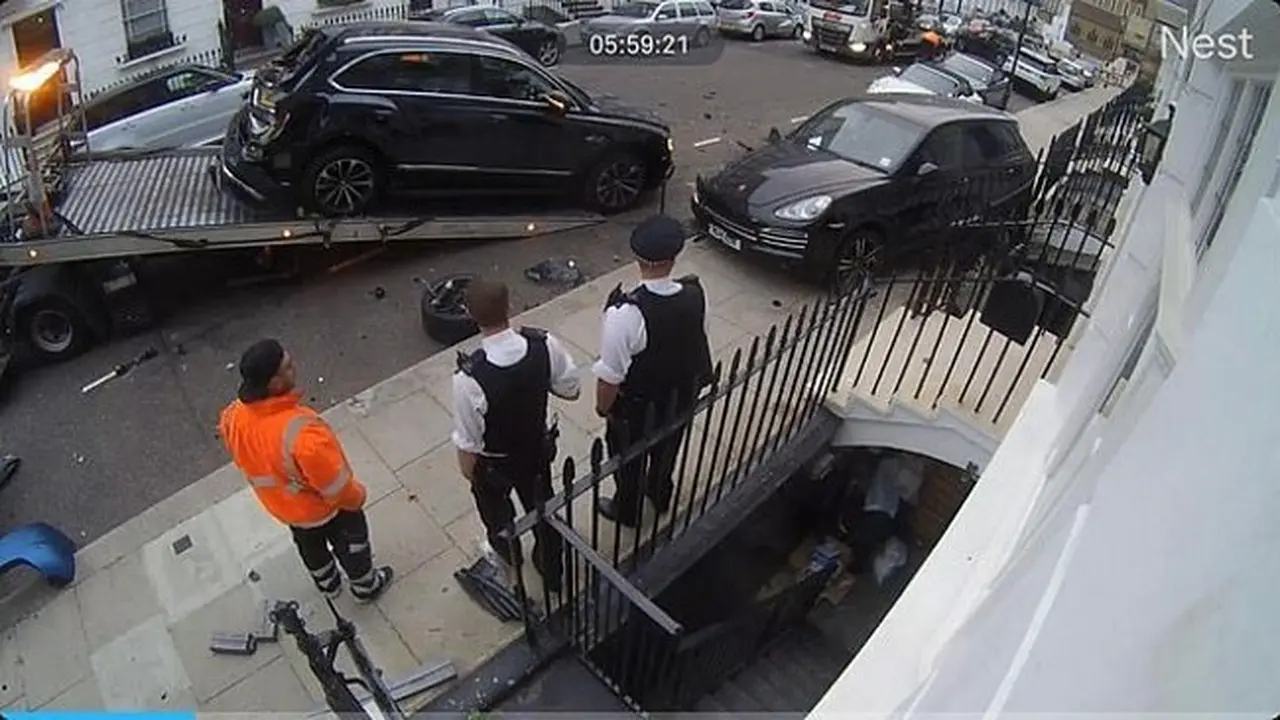 Seorang pengendara menyebabkan kekacauan di Chelsea, London, Inggris, setelah kehilangan kendali atas mobilnya dan menabrak deretan mobil yang tengah terparkir di pinggir jalan.