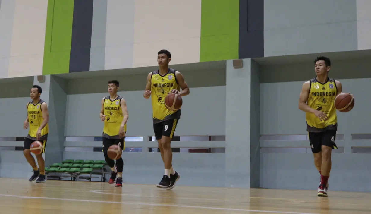 Pebasket Indonesia saat sesi latihan di GBK Arena, Jakarta, Senin, (14/9). Latihan tersebut untuk persiapan SEA Games 2019. (Bola.com/M Iqbal Ichsan)