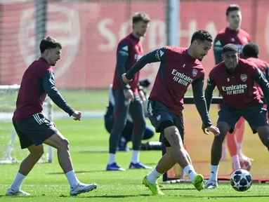 Bek Arsenal asal Prancis, William Saliba (tengah) menggiring bola saat mengikuti sesi latihan tim di pusat pelatihan Arsenal di London Colney, utara London, pada Senin 6 April 2026. Arsenal kembali melakukan sesi latihan di pusat pelatihan Arsenal, London Colney. (Glyn KIRK/AFP)
