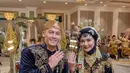 Revalina dan Samuel berperan sebagai pengantin dengan adat Jawa. Terlihat dari baju adat yang mereka kenakan. [@vatemat]