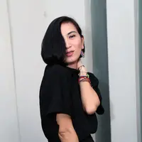 "Habis nikah senang pastinya akhirnya terlewat resepsi itu. Resepsi itu paling depresi buat wanita, senyum-senyum, salam-salam. Mikirin catering abis apa nggak," ungkap Jennifer. (Wimbarna/Bintang.com)