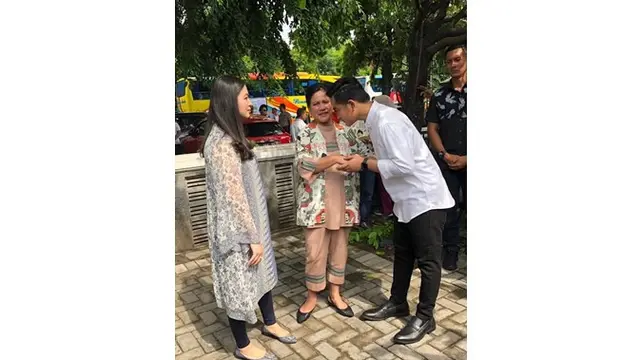 Momen Gibran meminta restu pada sang ibunda yang ditemani oleh Iriana Jokowi.