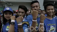 Sejumlah suporter Persib Bandung menunjukan gelang tiket jelang pertandingan antara Persib Bandung vs Arema  FC di GBLA, Sabtu (15/04/2017). Tiket gelang tersebut dikenakan QR code dan Barcode untuk meminimalisir pemalsuan. (Bola.com/M Iqbal Ichsan)
