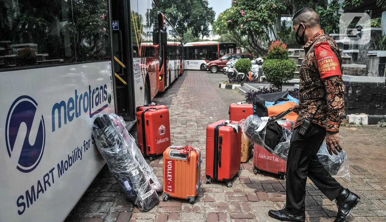 Petugas saat membawa barang-barang milik atlet kontingen DKI Jakarta saat tiba di Hotel Grand Cempaka Business, Jakarta, Kamis (14/10/2021). Para atlet dikarantina sebagai upaya pencegahan penyebaran virus Covid-19. (merdeka.com/Iqbal S. Nugroho)