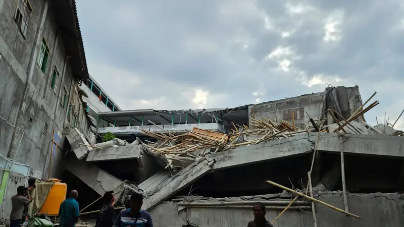 Bangunan empat lantai Pondok Pesanteren Al-Khoziny di Buduran, Sidoarjo, Jawa Timur, ambruk, Senin (29/9/2025).