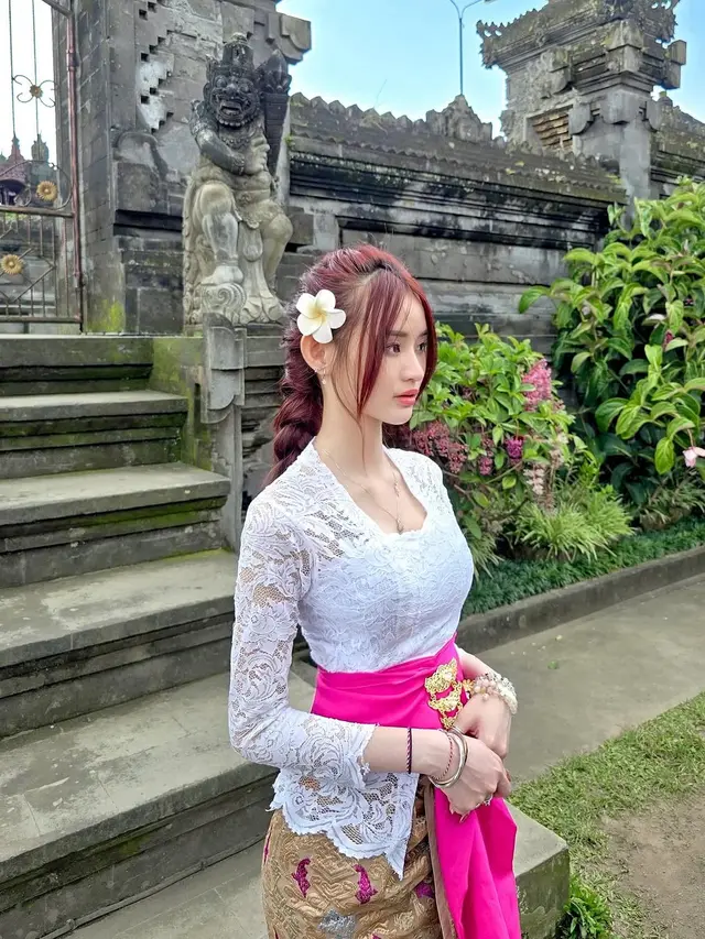 Cathez Pakai Kebaya Bali