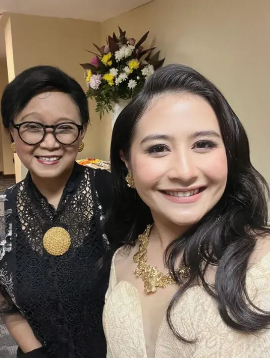 Melengkapi penampilannya, beliau mengenakan anting-anting bulat emas serasi dengan bros di dadanya. Untuk riasan, mengaplikasikan lipstik pink glossy. [@prillylatuconsina96]