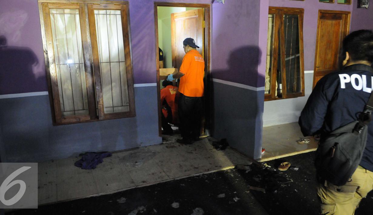 Petugas mencari barang bukti di lokasi penggerebekan dan penembakan terduga teroris di Setu, Tangerang Selatan, Banten, Rabu (21/12). Densus 88 melakukan baku tembak yang akhirnya menewaskan tiga orang terduga teroris. (Liputan6.com/Helmi Afandi)