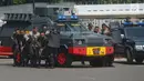 Tim gabungan dari TNI dan Polri melakukan latihan pengamanan Asian Games 2018 di lapangan Istora Senayan, Jakarta, Rabu (18/7). Latihan terkait pengawalan tamu VVIP Asian Para Games 2018 dan mengatasi gangguan yang terjadi. (Merdeka.comImam Buhori)