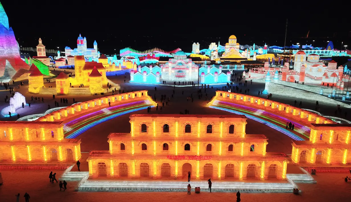 Foto dari udara ini menunjukkan pemandangan Dunia Es dan Salju Harbin di Harbin, Provinsi Heilongjiang, China timur laut, pada 24 Desember 2020. Ajang Dunia Es dan Salju Harbin ke-22 dibuka untuk umum pada Kamis (24/12). (Xinhua/Wang Jianwei)
