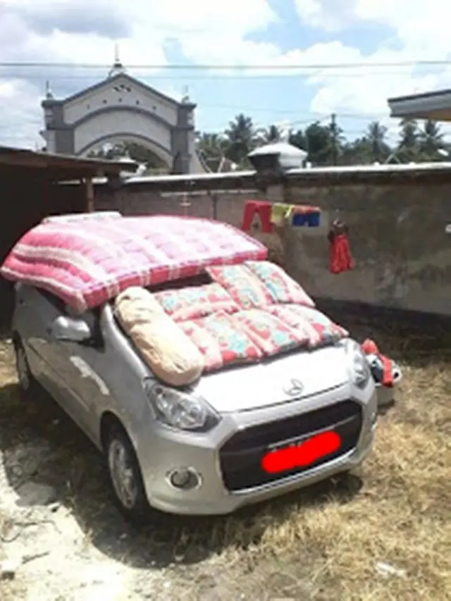 6 Potret Jemur Barang di Mobil Mewah Ini Absurd Banget, Kocak