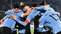 Gelandang Uruguay Federico Valverde (tengah) berselebrasi dengan rekan setimya setelah mencetak gol ke gawang Chile dalam Kualifikasi Piala Dunia 2026 zona CONMEBOL di Estadio Centenario, Sabtu (9/9/2023) pagi WIB. (Photo by Pablo PORCIUNCULA / AFP)