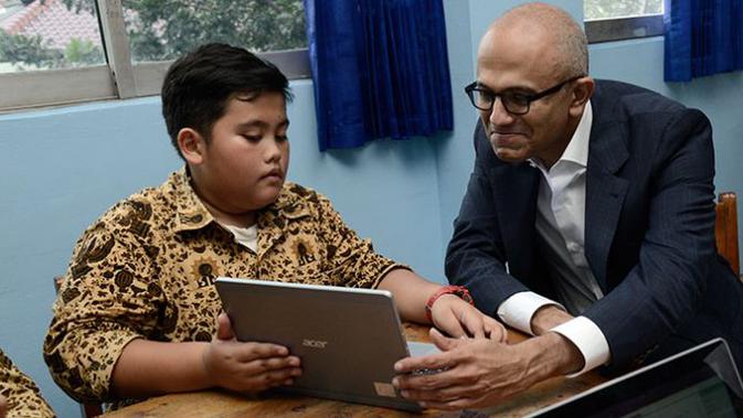 CEO Microsoft, Satya Nadella, saat berkunjung ke SMP Muhammadiyah 9 Jakarta. (Doc: Microsoft Indonesia)