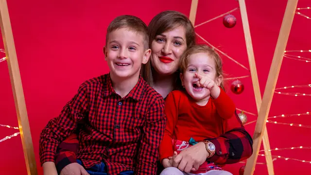 sosok ibu dan dua orang anak