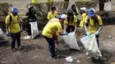 Relawan membersihkan sampah di kawasan Taman Mini Indonesia Indah (TMII), Jakarta. Kegiatan ini digelar dalam rangka World Cleanup Day 2018 yang bertujuan meningkatkan kesadaran masyarakat untuk menjaga lingkungan. (Liputan6.com/Fery Pradolo)